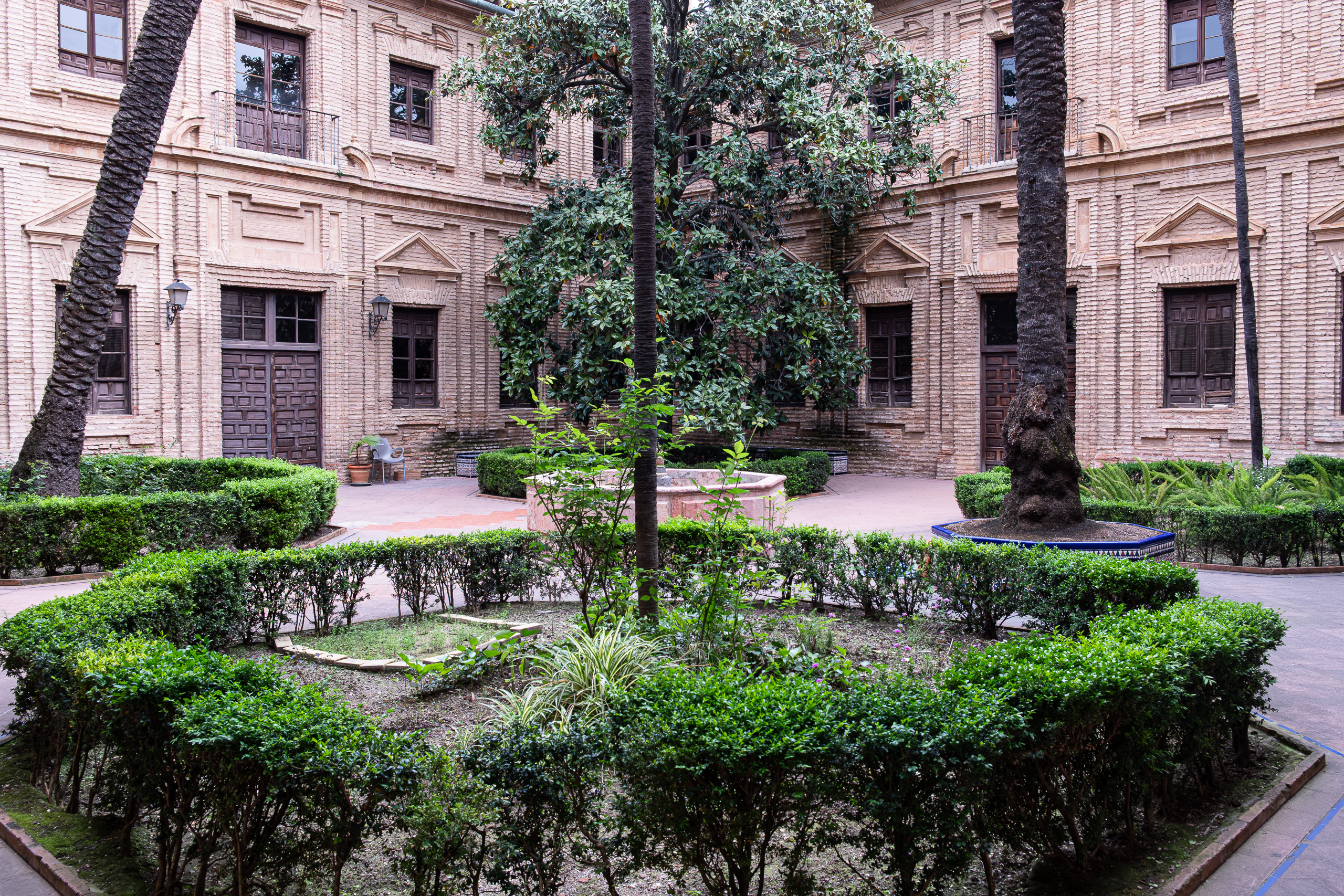 Gepflegter Innenhof eines historischen Gebäudes